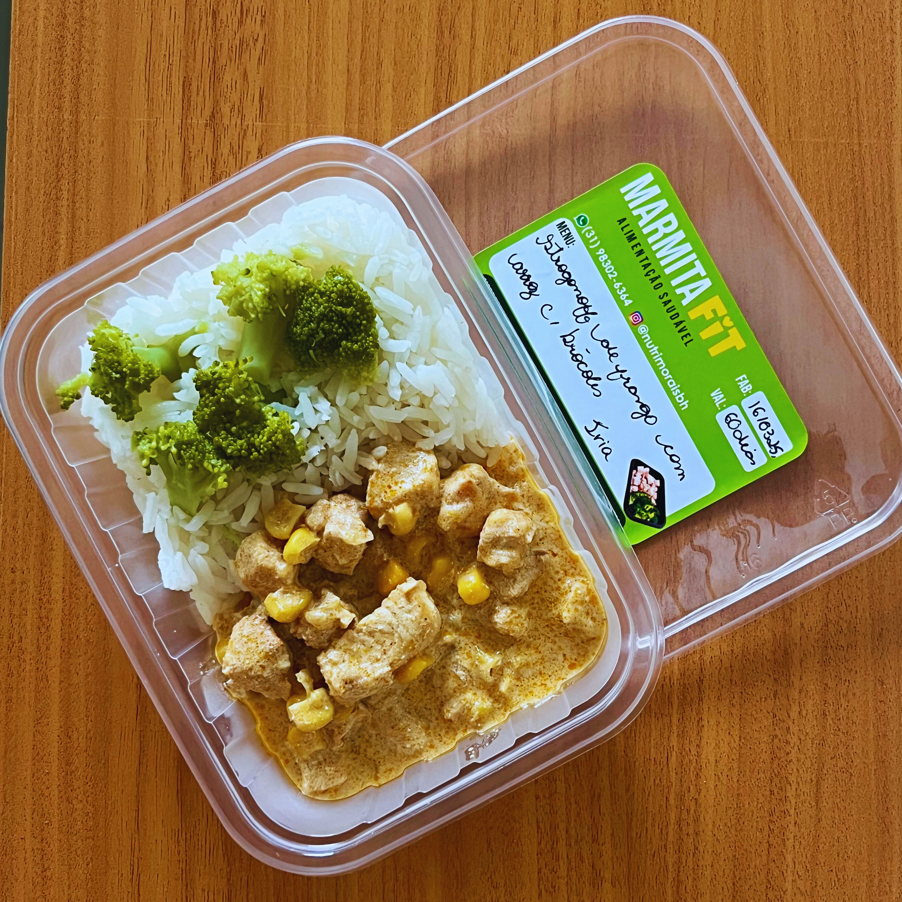 Strogonoff de Frango com Arroz e Legumes